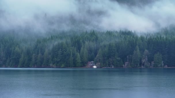 Göl Manzaralı Dağ Kulübelerinin Hava Manzarası Yoğun Sisle Kaplı Yeşil — Stok video