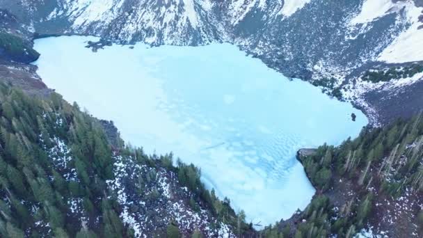 Κινηματογραφική Κεραία Φύσης Μπλε Πάγο Στην Κορυφή Της Μικρής Ορεινής — Αρχείο Βίντεο