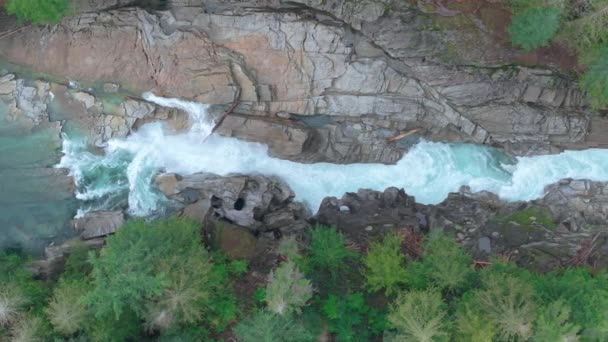 Kuzey Cascades Dağlarındaki Skykomish Nehri Nin Manzaralı Kayalık Manzarasında Tepeden — Stok video