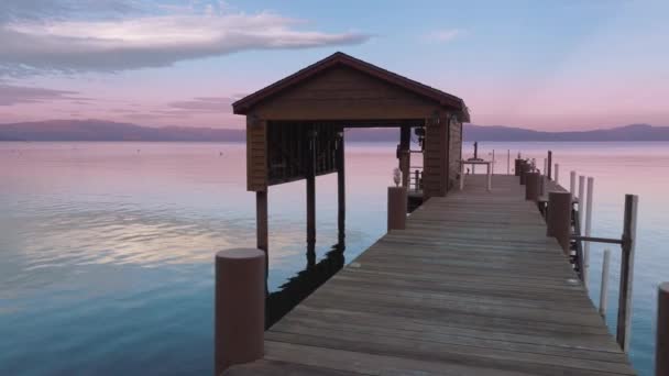Κινηματογραφική Άποψη Της Ήρεμης Λίμνης Tahoe Κυματιστά Νερά Και Αντανακλώντας — Αρχείο Βίντεο