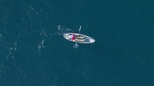 一个亲密的时刻 皮划艇捕捉从上方 两个人航行在广阔的 宁静的蓝色的太和湖水域 影像4K 免版税图库视频片段