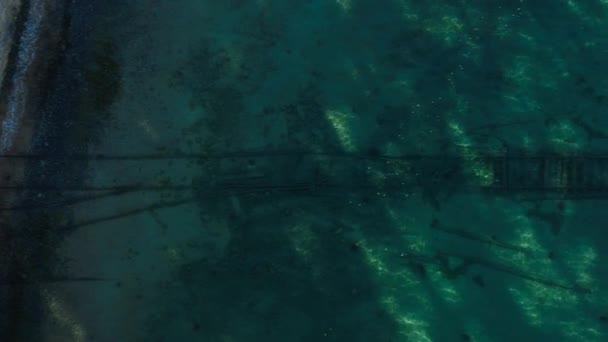 Спокойные Воды Озера Тахо Мягко Прислоняются Гаражу Лодок Берега Создавая — стоковое видео