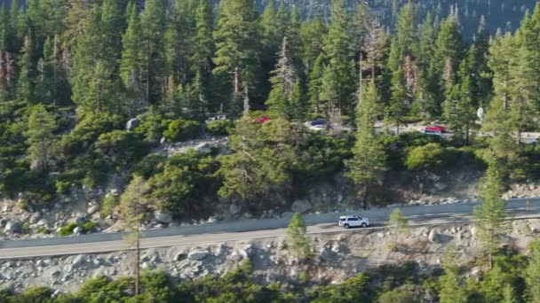 Fentről Fogva Egy Nyugodt Ösvényt Vág Tahoe Tavat Körülvevő Buja — Stock videók