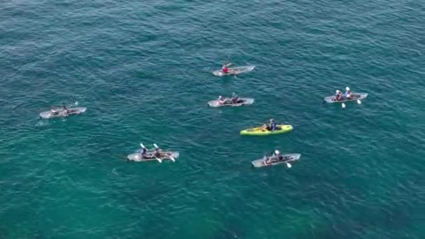 彩色皮划艇的皮划艇手在塔荷斯湖的深蓝色水面上滑行 与平静的水生背景形成了鲜活的对比 影像4K — 图库视频影像
