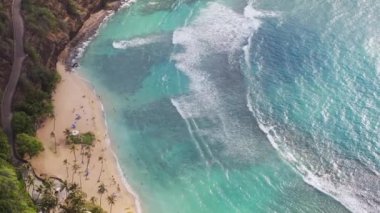 Yaz tatilinin uzay duvar kağıdını tropik Hawaii 'de kopyala. Mavi suda yüzen ve altın güneş altında güneşlenen insanlar. Güzel Waikiki plajının yukarıdan manzarası. Cennet adası doğa geçmişi