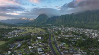 Tropik Hawaii adasındaki sinematik doğa manzarası. Görkemli dağ sırtı olan manzaralı yoldan geçen arabalar. Sabah 4K 'da dik yeşil orman dağları. Oahu Adası 'ndaki H3 karayolu destansı hava sahnesi