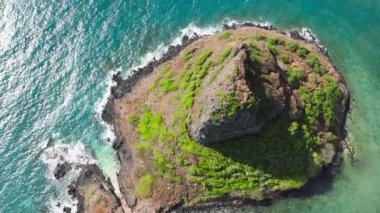 Hawaii adasında eşsiz bir ekosistem ve çevre. Çinlilerin şapkası adında ünlü bir ada. Mokolii volkanik ada havası güneşli yaz gününde. Oahu seyahat rotası 4K.