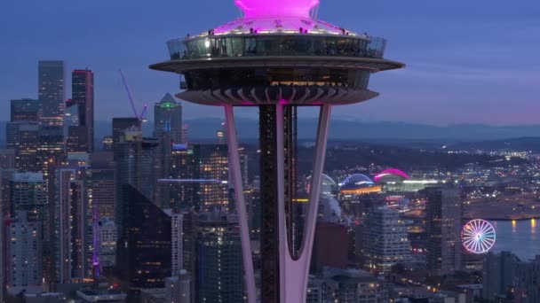 美国华盛顿州西雅图 2023年12月28日 西雅图的一个地标 在电影粉色日落与美丽的天空 在美国4K商业城市拍摄的令人震惊的无人驾驶飞机照片 了望塔周围的空中 图库视频