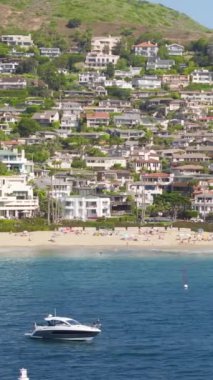 Dikey video. Modern evlerin panoramik manzarası Emerald Bay, Laguna Beach, Orange County, California, West Coast, ABD 'deki dağ tepelerinde yer alıyor. Yaz tatili için inanılmaz bir dönüm noktası. Seyahat konsepti.