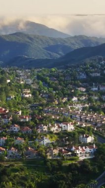 Dikey video. Santa Monica Dağları ve Calabasas lüks arazisi, Los Angeles banliyösü, ABD. Pahalı villaların panoramik manzarası ve San Fernando Vadisi 'ndeki özel mülkler.