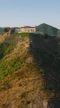 Dikey video. Malibu, California, ABD 'deki özel üzüm bağlarının ve şaraphanenin insansız hava aracı görüntüleri. Günbatımında Malibu Rocky Oaks Estate Vineyard 'ın evi. Şarap endüstrisi ve iş konsepti.