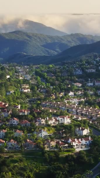 バーティカルビデオ サンタモニカ山脈とカラバサス高級不動産の素晴らしい風景 ロサンゼルス郊外 サンフェルナンド渓谷の高価なヴィラと私有地のパノラマビュー — ストック動画