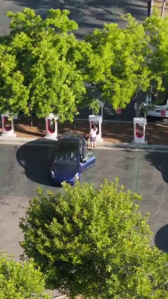 칼라바사스 로스앤젤레스 카운티 캘리포니아 2023 Tesla Supercharger Station Calabasas Los — 비디오