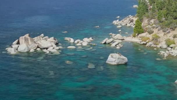 Una Colección Oculta Rocas Granito Blanco Emerge Del Lago Tahoes — Vídeo de stock