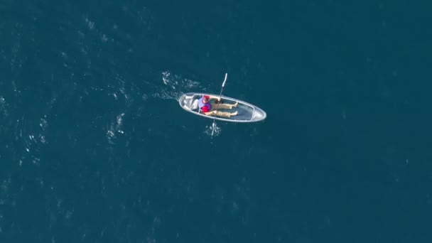一个亲密的时刻 皮划艇捕捉从上方 两个人航行在广阔的 宁静的蓝色的太和湖水域 影像4K 图库视频