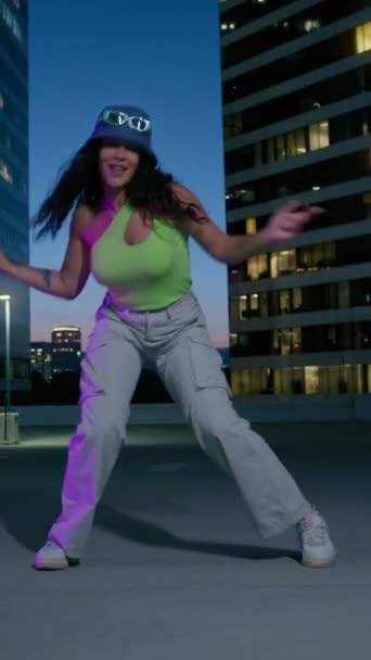 Вертикальне Відео Вид Знизу Сексуальна Жінка Танцює Камери Відкритому Повітрі Стоковий Відеоролик