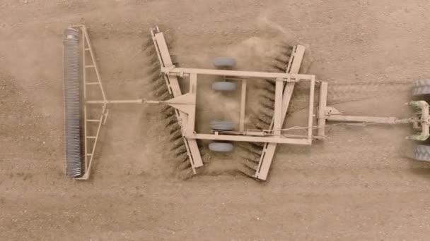 高清晰的镜头捕捉拖拉机耕作设备 因为它复杂地准备种植的土壤 一个必不可少的耕作过程 影像4K 免版税图库视频