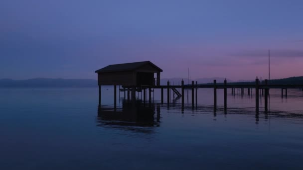 美国加利福尼亚州塔荷湖的一座小茅屋座落在水体之上 宁静的景象映衬着湖边小屋的美丽 4K镜头 — 图库视频影像