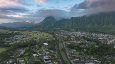 Tropik Hawaii adasındaki sinematik doğa manzarası. Görkemli dağ sırtı olan manzaralı yoldan geçen arabalar. Sabah 4K 'da dik yeşil orman dağları. Oahu Adası 'ndaki H3 karayolu destansı hava sahnesi