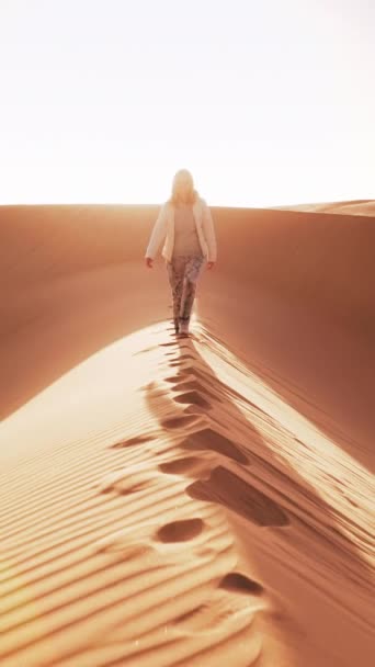 Vidéo Verticale Une Femme Tient Sommet Une Dune Sablonneuse Regardant — Video