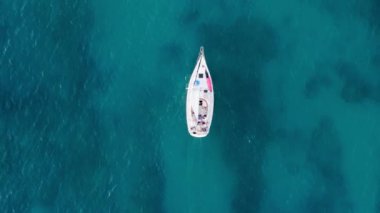 Video, Oahu, Hawaii açıklarındaki engin okyanusta yelken açan bir teknenin havadan bakış açısını gözler önüne seriyor. Tekne kristal berrak sularda zarifçe süzülüyor, nazikçe.