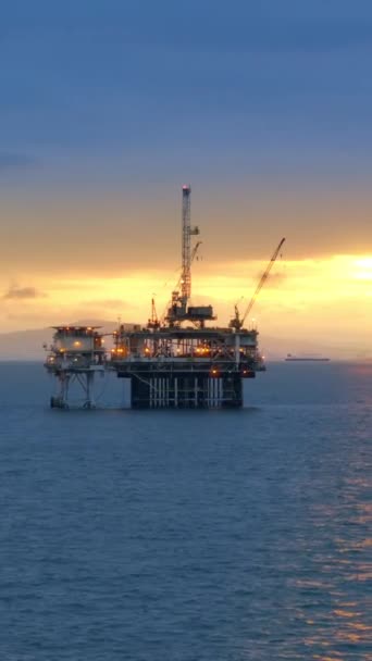 Вертикальное Видео Нефтяная Вышка Расположенная Обширном Океане Извлекает Нефть Глубин — стоковое видео