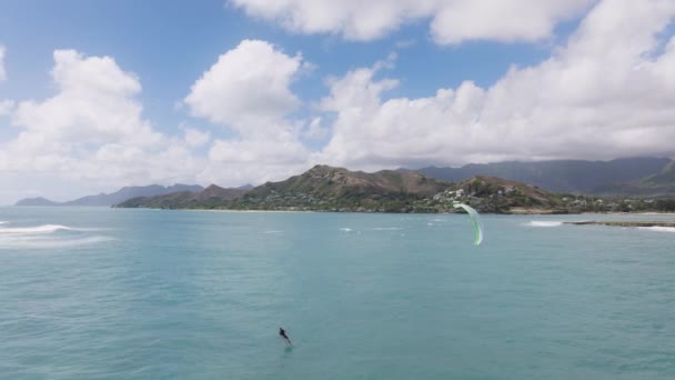 在夏威夷的瓦胡岛 一个人巧妙地在冲浪板上保持平衡 乘风破浪 冲浪运动员动作优美 表现出他们在这项令人振奋的水上运动中的熟练程度 — 图库视频影像