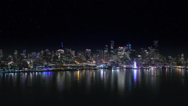 Seattles Skyline Stjärnklar Natthimmel Med Gnistrande Stadsljus Och Ett Levande — Stockvideo