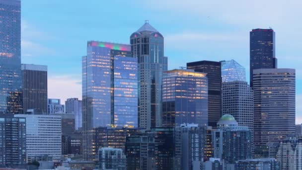 トワイライトはシアトルを降りて 高層ビルのインテリアを照らし 平和な夜空に設定された市民の建築で活気に満ちたテーブルを作り出します 4K映像について — ストック動画