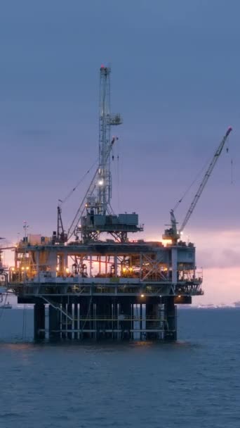 垂直录像 一个高耸于海洋之上的石油钻井平台 从海底深处开采石油和天然气 钻机四周是广阔的水域 看不到陆地 — 图库视频影像