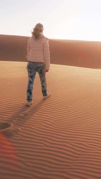 Вертикальное Видео Женщина Идет Песчаному Пустынному Полю Красивыми Дюнами Заднем — стоковое видео