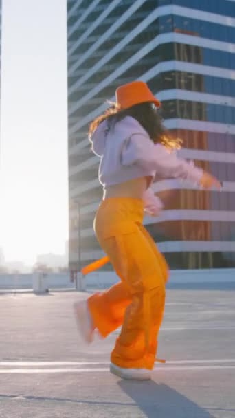 Vertikální Video Radostná Multirasová Dívka Sportovním Oblečení Módních Oranžových Nákladních Stock Záběr