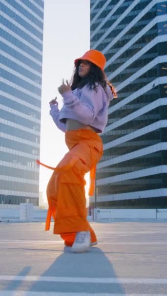 Vertikální Video Vtipná Dívka Předvádí Cool Tanec Skleněných Kancelářských Budovách Royalty Free Stock Záběr