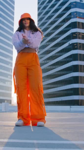 Video Vertikal Ratu Hip Hop Membuat Twerk Wanita Breakdancer Menikmati — Stok Video