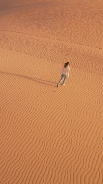 Függőleges Videó Egy Ember Áll Hatalmas Sivatagi Tájon Körülvéve Homokdűnékkel Stock Felvétel