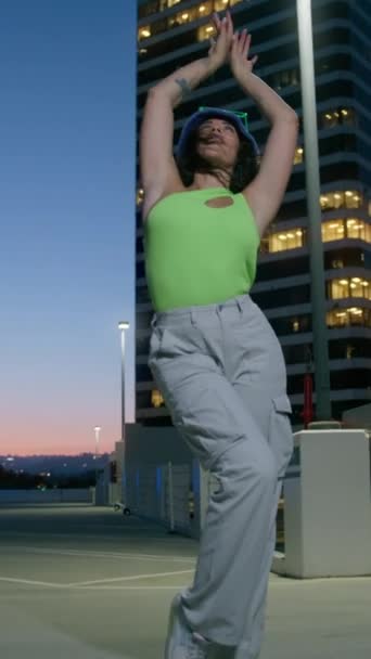 Vídeo Vertical Mujer Divertida Con Pelo Largo Rizado Bailando Estacionamiento — Vídeo de stock