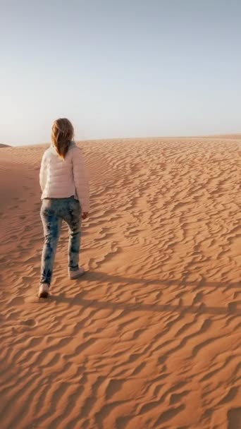 Verticale Video Een Vrouw Die Alleen Staat Uitgestrekte Woestijn Omgeven — Stockvideo