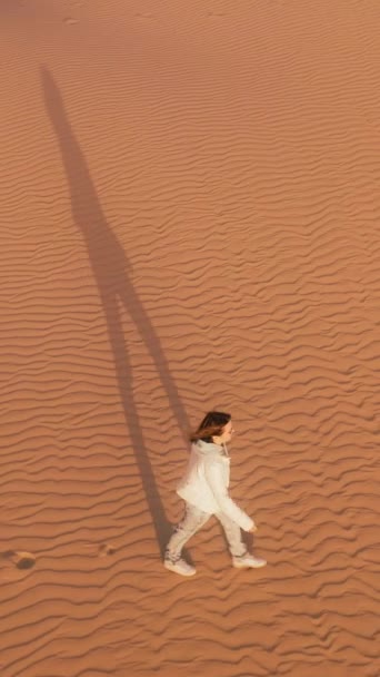 Вертикальное Видео Человек Стоящий Один Обширной Территории Пустыни Окруженный Песчаными Стоковое Видео