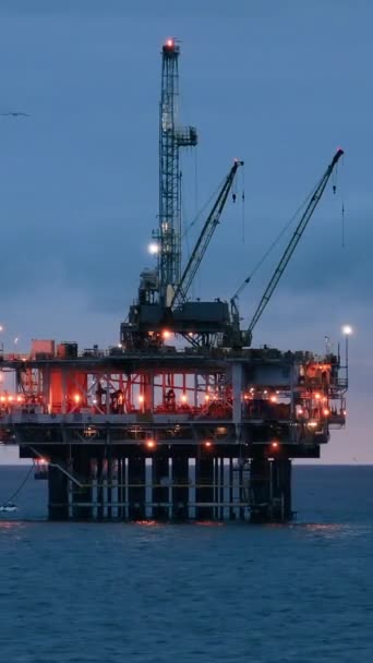 Dikey Video Okyanusun Uçsuz Bucaksız Genişliğinde Bir Petrol Kulesi Denizin — Stok video
