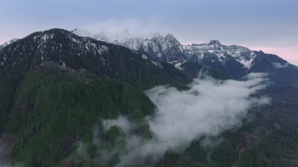 Μεγαλοπρεπείς Βουνοκορφές Διαπερνώντας Την Ομίχλη Αποκαλύπτουν Την Άγρια Φύση Της — Αρχείο Βίντεο