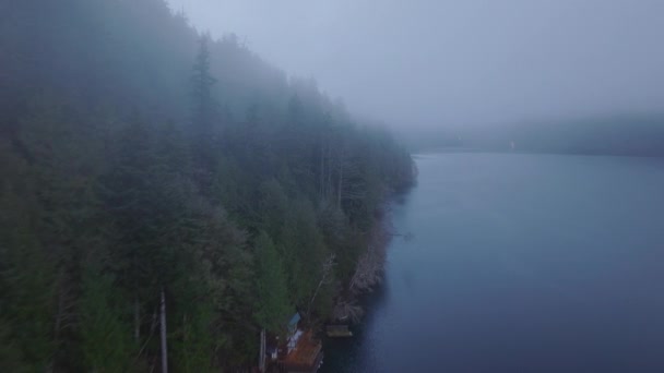 Drone Skutt Rustikke Hytter Langs Tåkefull Innsjø Kysten Omsluttet Tåke videoklipp