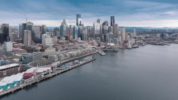 Cloudy Skies Hover Seattles Expansive Skyline Revealing Citys Bustling Waterfront Royaltyfrie stock-videoer