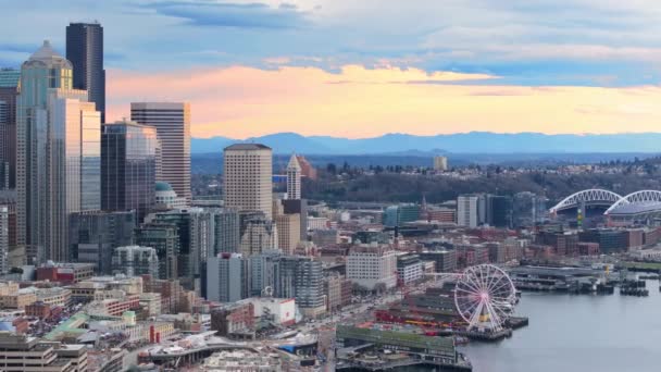 Seattle Nyüzsgő Belvárosa Alkonyatkor Bemutatva Vízpartot Óriáskereket Egy Élénk Városi — Stock videók
