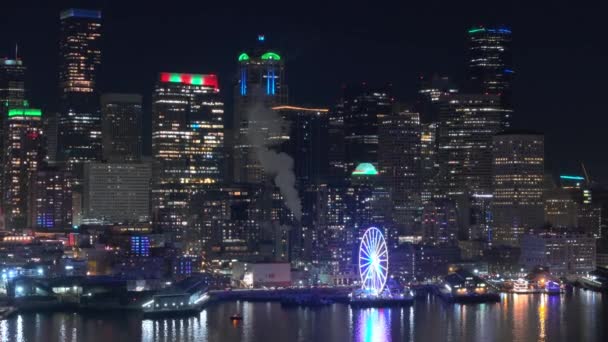 Natten Lyser Opp Seattle Skyline Med Det Fargerike Pariserhjulet Strandpromenaden royaltyfrie stockvideoer