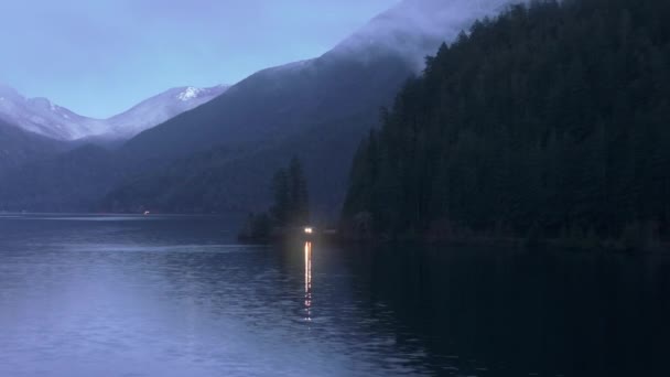 안개는 조용한 호숫가를 포옹하는 흐르는 고속도로에 신비한 아름다운 경관의 고독과 — 비디오