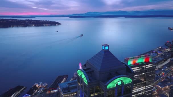 Zmierzch Schodzi Seattle Nabrzeżem Pięknie Oświetlonym Panoramę Miasta Pokazując Space — Wideo stockowe