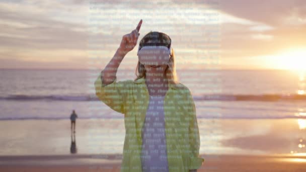 Inmersa Sus Auriculares Realidad Virtual Una Joven Manipula Texto Digital — Vídeo de stock