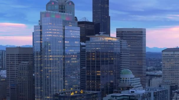 시애틀 현대적인 스카이라인은 일몰의 부드러운 둘러싸여 있으며 건물이 파스텔 하늘과 로열티 프리 스톡 푸티지