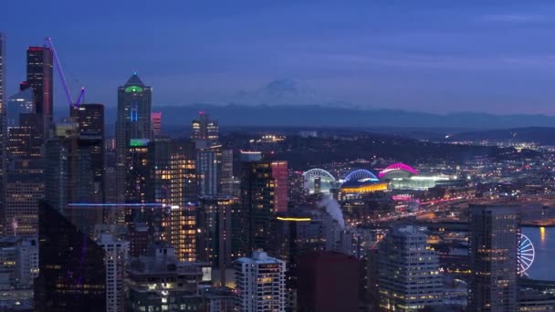 Widok Powietrza Ukazuje Świecący Pejzaż Seattle Zmierzchu Ukazujący Mount Rainier — Wideo stockowe
