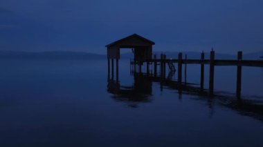 Kaliforniya, Tahoe Gölü 'nün ortasında bir tekne iskelesi. Rıhtım, yolcuların gemiye binip inmesi için bir nokta görevi görüyor. 4K görüntü.